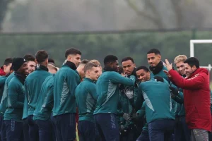 Arteta consulting Arsenal players during striker search