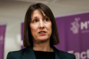 UK finance minister under pressure to restore market confidence