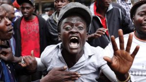 “Nilikosa school fees nikauza TV kumbe mtoi si wangu” Man breaks down outside school gate demands DNA test live on Facebook