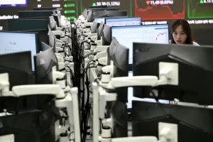 Asian stocks fall with Wall St as US credit fears add to worries