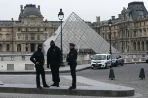 Robbers steal French crown jewels from Louvre