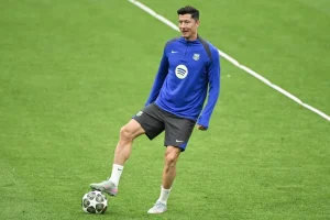 Lewandowski hat-trick helps Barca punish Real Madrid slip