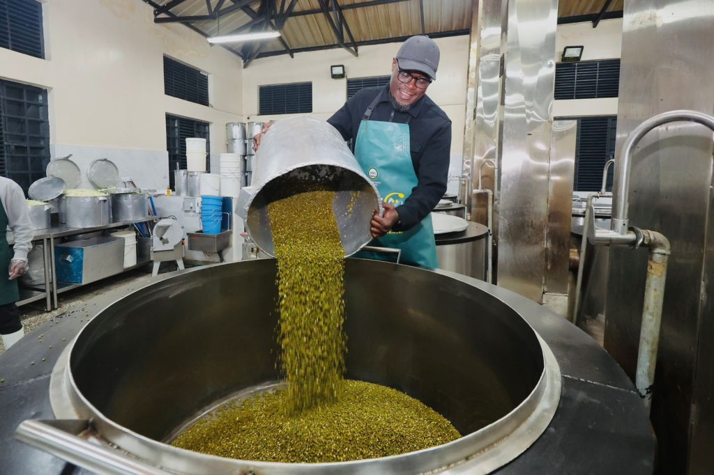 Sakaja joins cooks at central kitchen as Dishi na County gears up for school reopening