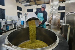 Sakaja joins cooks at central kitchen as Dishi na County gears up for school reopening