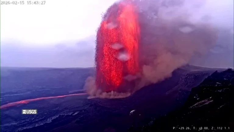 Hawaii’s Kilauea volcano erupts in glorious display