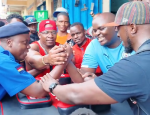 Cop outmuscles ‘Kariobangi’s strongest man’ in a street arm-wrestling contest