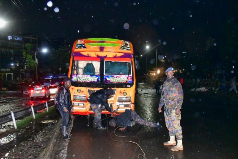 Nairobi floods: Military helps clear roads after heavy rains