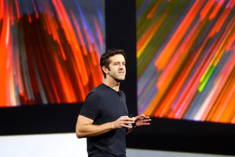Apple turns to hardware veteran Ternus as CEO to succeed Cook in AI age