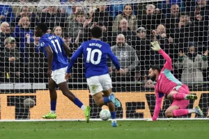 Advantage for Arsenal as Man City, Everton share spoils