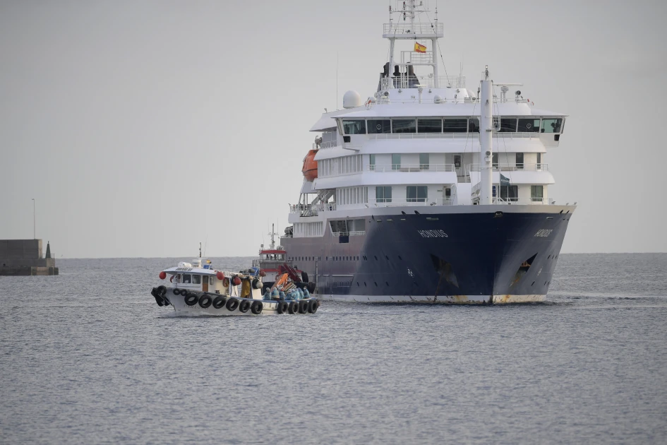 Hantavirus ship heads to Netherlands after passengers flown home