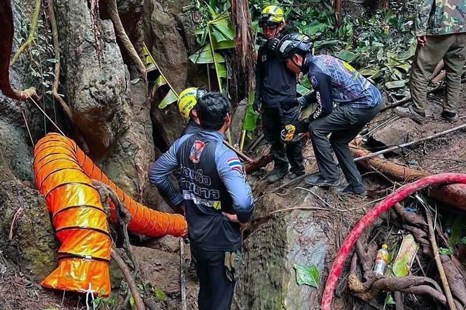 Diver says ‘racing against time’ to rescue 7 trapped in Laos cave