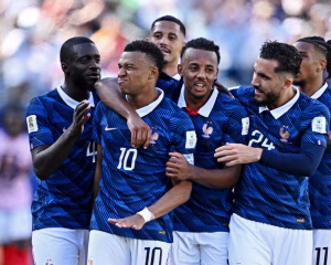 Mbappé’s belter steals show as fluid France see off late Senegal challenge