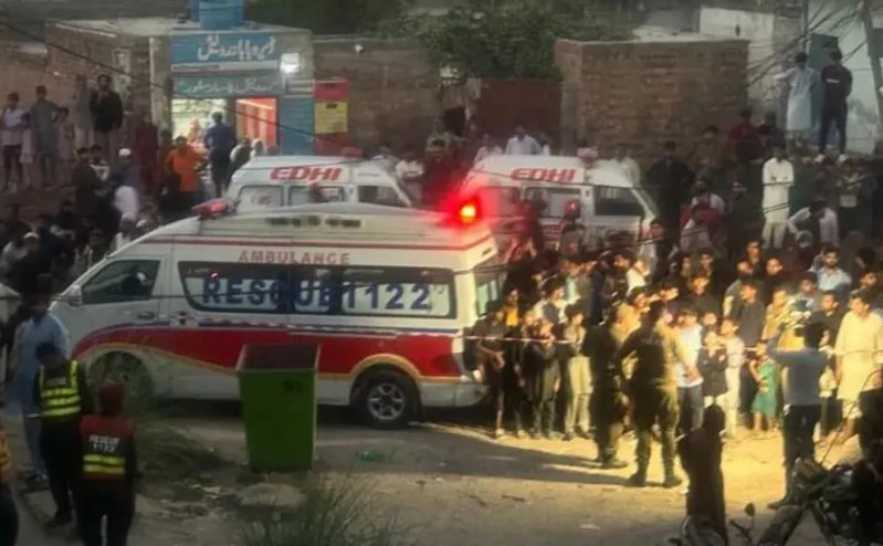 Roof collapse kills 14 children at Pakistan tuition centre