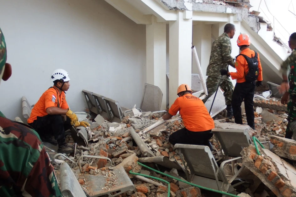 Indonesia quake kills 20