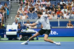 Medvedev advances without drama at US Open