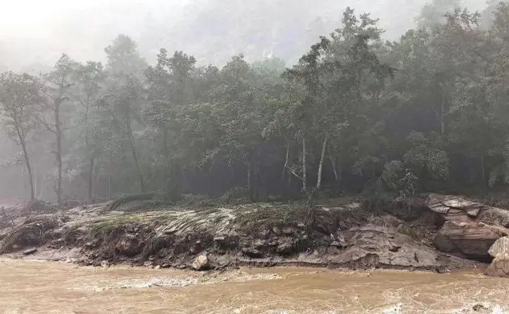 Rescuers struggling to reach disaster zone after more than 160 killed in Nepal-Tibet flash floods