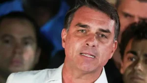Flávio Bolsonaro denies fleeing Brazil after landing in Miami