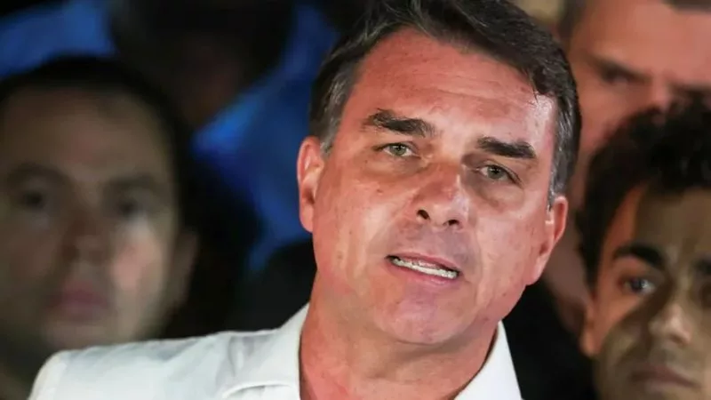 Flávio Bolsonaro denies fleeing Brazil after landing in Miami