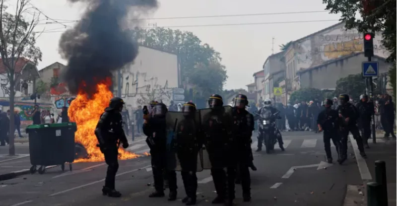 France closes up to 500 schools Monday over student protests